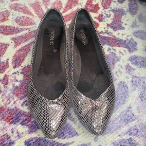 Vionic Caballo Gunmetal Snakeskin Flats 9